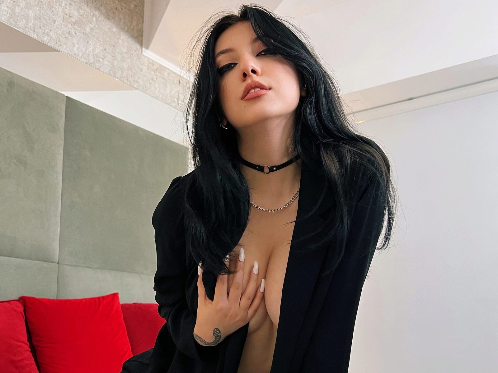 Sophia-vain is her her model name on stripchat and she shows you everything she has. Ass, tits, sexy body, this could be the girl you are looking for to spend a great time!