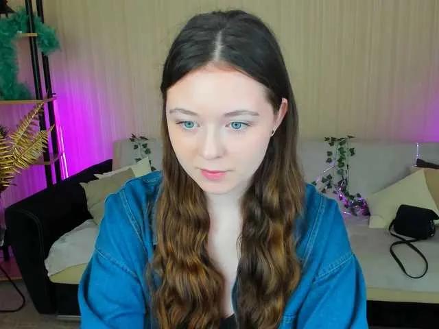AlluringLookk from BongaCams