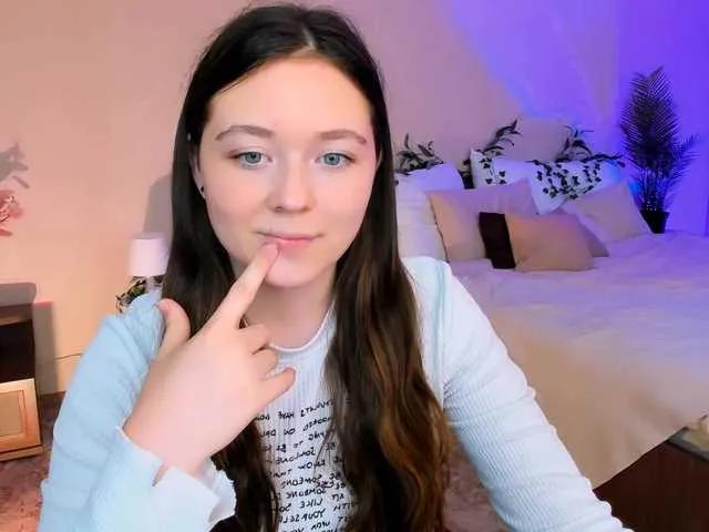 AlluringLookk from BongaCams