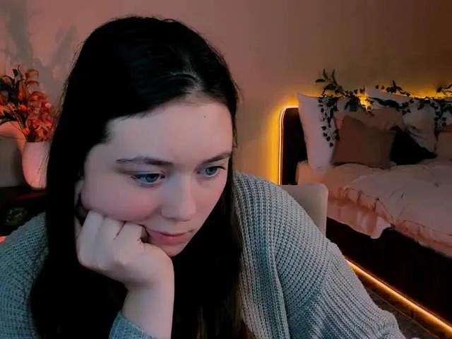 AlluringLookk from BongaCams