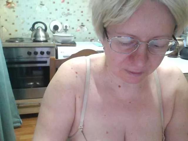 CrazzyBitch from BongaCams