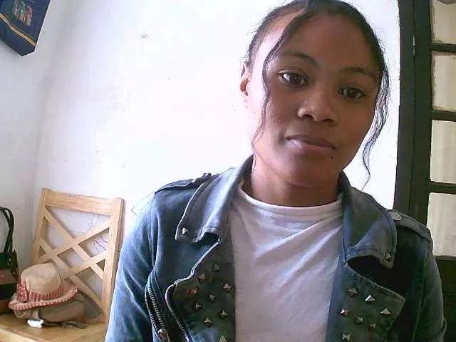 Dilliannah from BongaCams