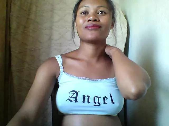 Dilliannah from BongaCams