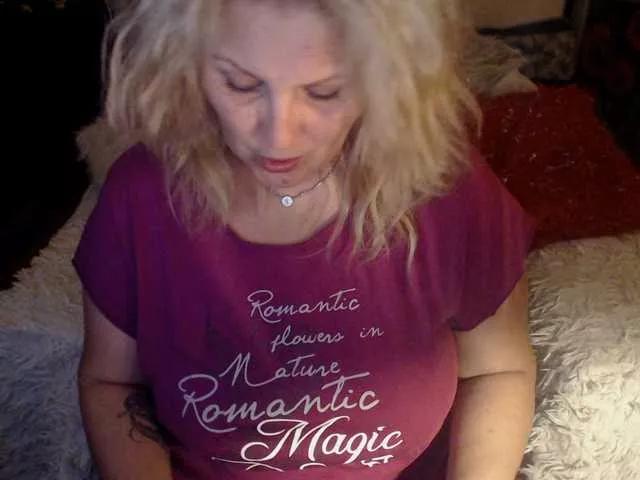DivineBlond from BongaCams