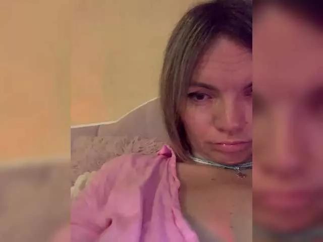 Ella-Pearlie from BongaCams