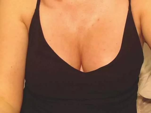 ellaine from BongaCams