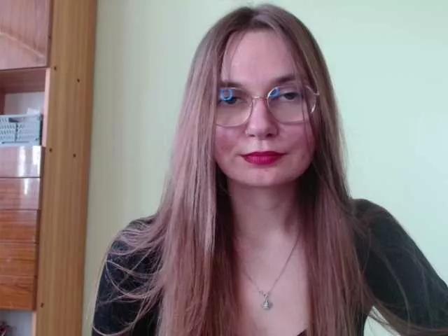 Ellyxcute from BongaCams