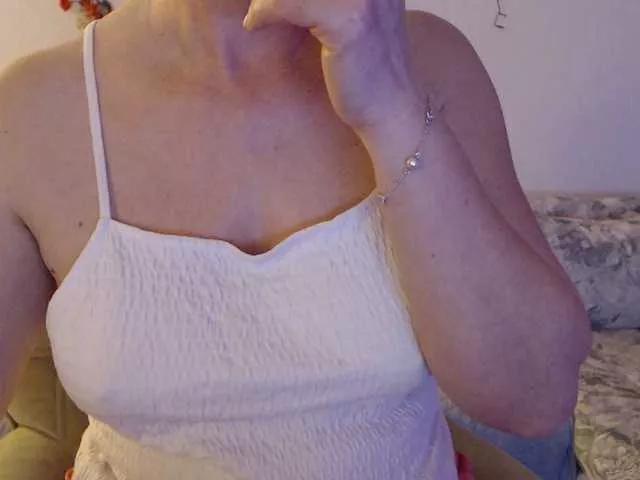 goodSnowQueen from BongaCams