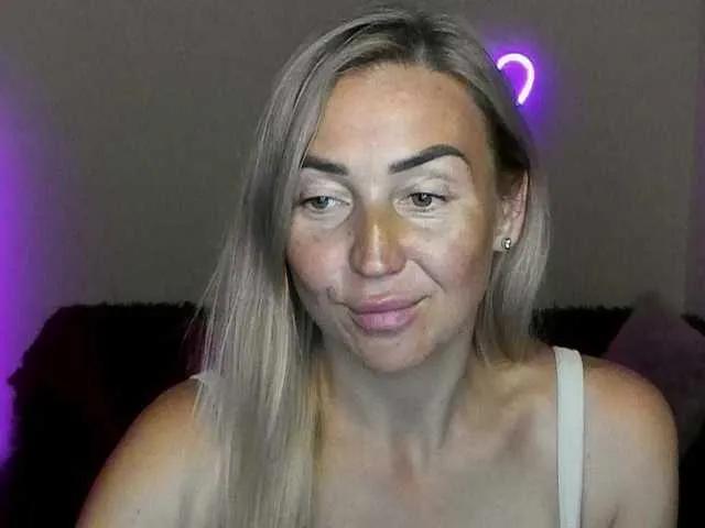 Jullyblondkiss from BongaCams is Freechat