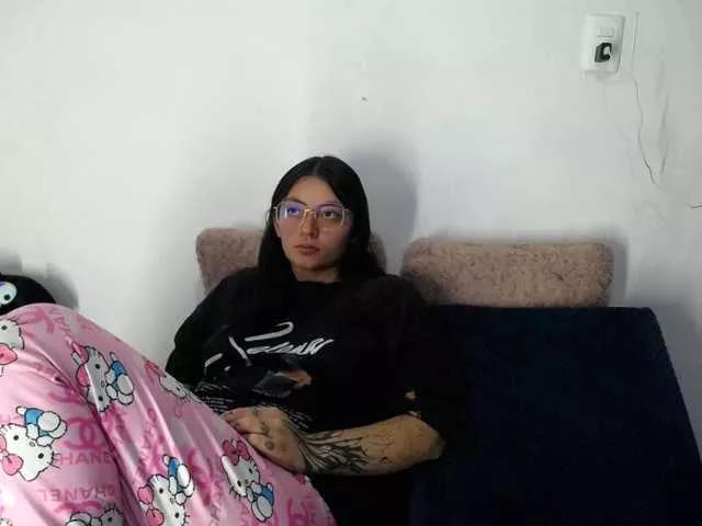 Lesliee22 from BongaCams