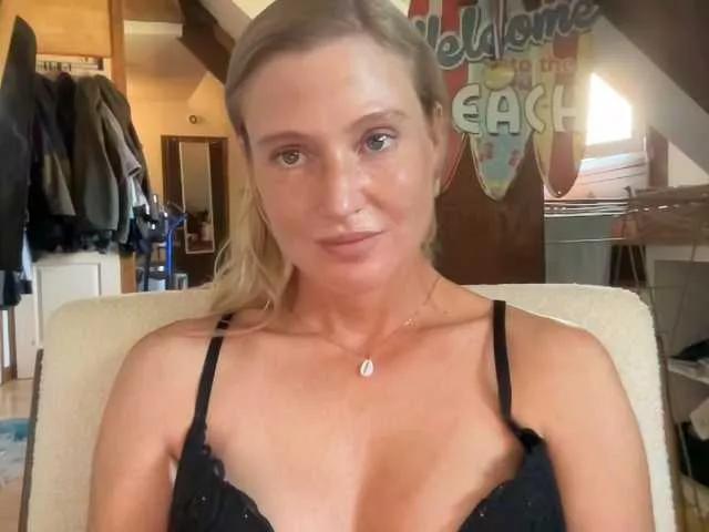 Liliblue1 from BongaCams