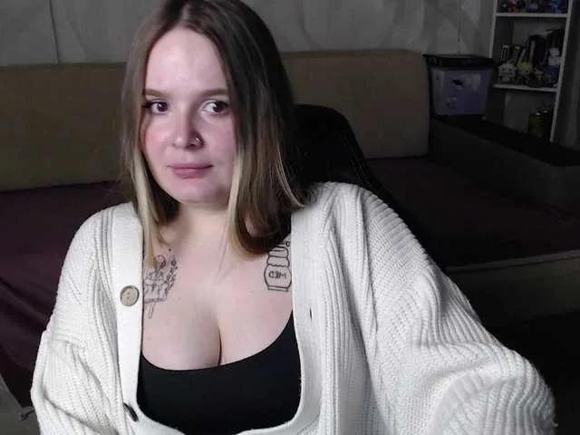 Lizzi-Peach from BongaCams