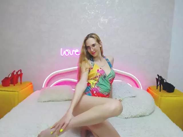 LizzieBrait from BongaCams
