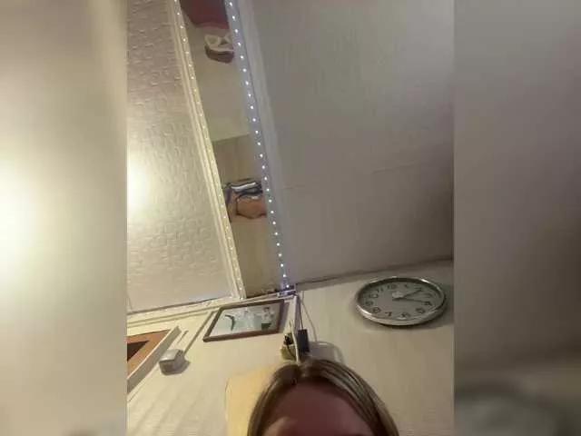 LYLAtop from BongaCams