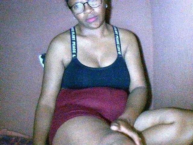 Nirinah2710 from BongaCams