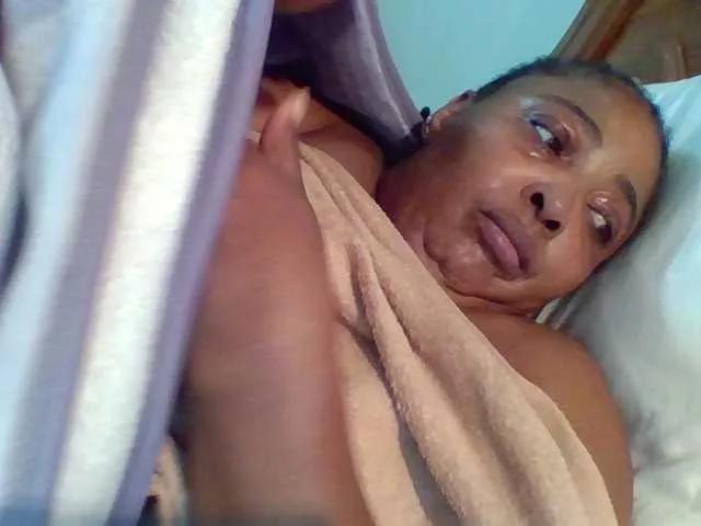 pussylips53 from BongaCams