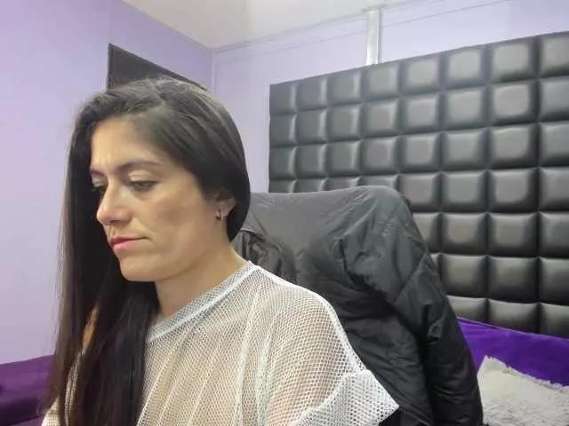 sara-squirtt from BongaCams