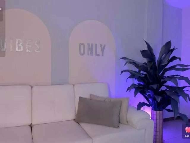 sarawinstone from BongaCams