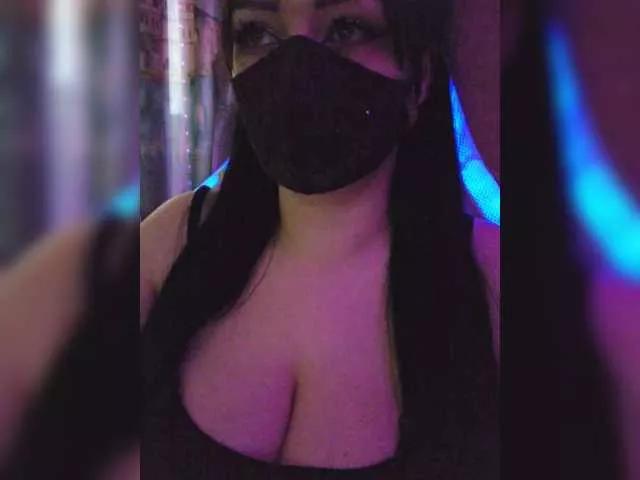 YennSI from BongaCams