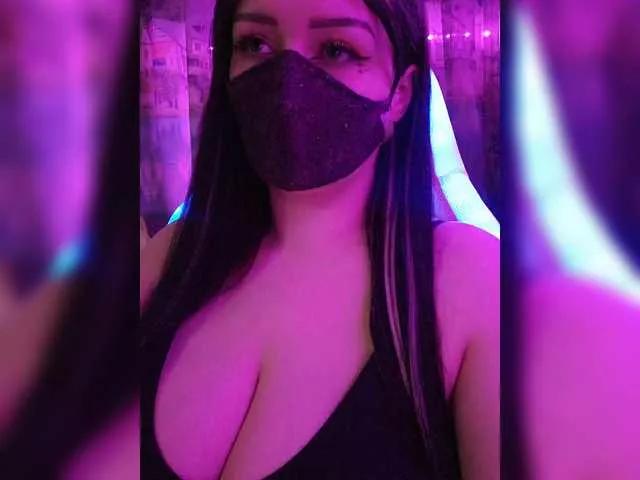 YennSI from BongaCams