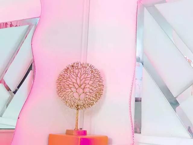 YesyHills from BongaCams