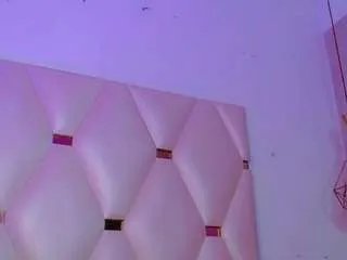 sarahh-sophia on CamSoda 