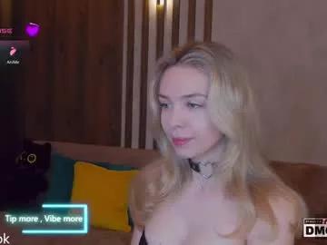 holl1would from Chaturbate