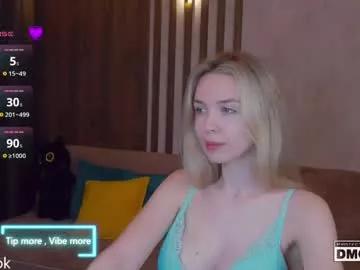 holl1would from Chaturbate