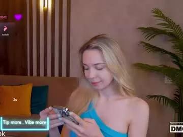 holl1would from Chaturbate