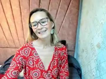 Issa_milf__ from Chaturbate