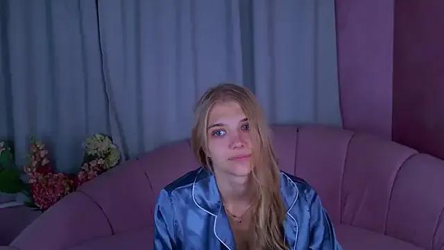 4example_Chloe from StripChat is Freechat