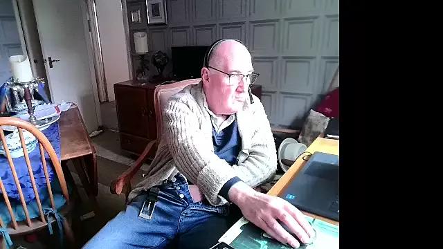 Adamdaddybear from StripChat