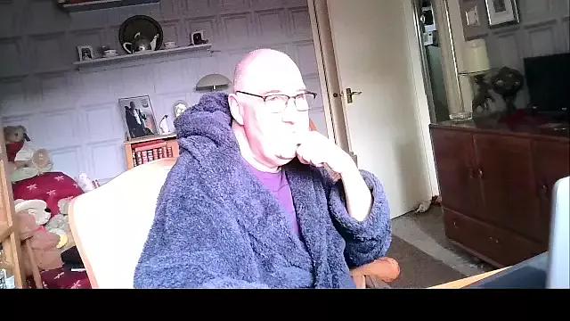 Adamdaddybear from StripChat