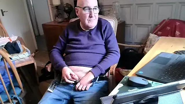 Adamdaddybear from StripChat