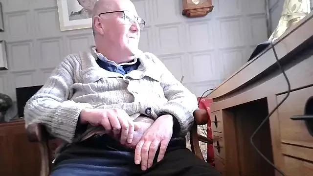 Adamdaddybear from StripChat