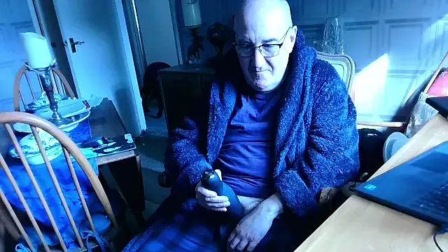 Adamdaddybear from StripChat