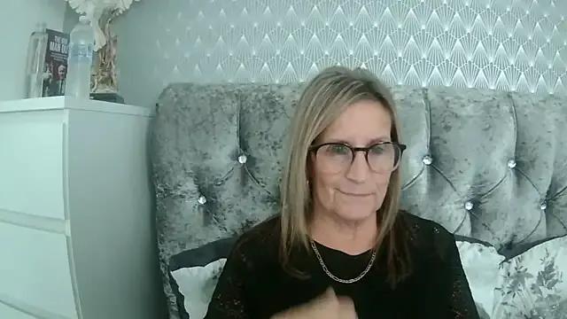Additive_Mature_Linda from StripChat is Freechat
