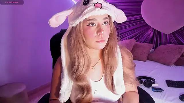AlanaMaki from StripChat