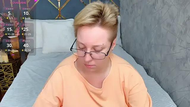 AlexandraGreen from StripChat is Freechat