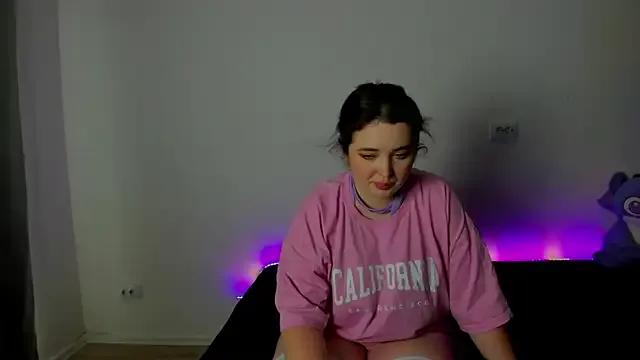 Alice_next_door from StripChat is Freechat