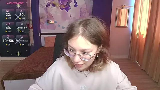 AngelinaLow from StripChat is Freechat