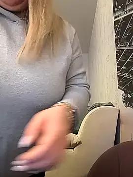 AnnaCurvy from StripChat