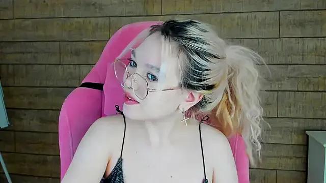 AnnaDelon from StripChat is Freechat