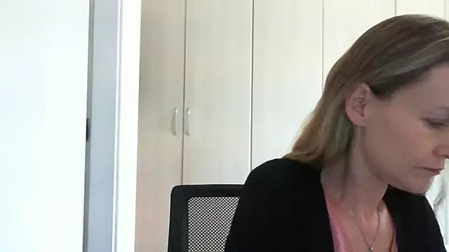 Annylove1 from StripChat