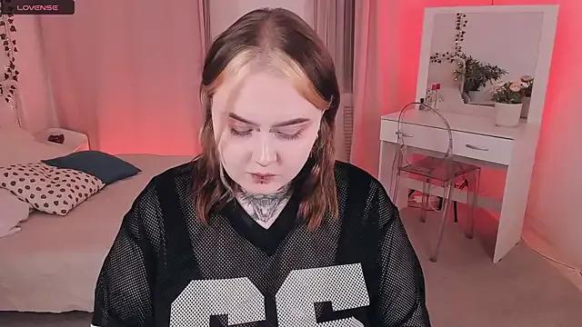 apriladdamss from StripChat is Freechat