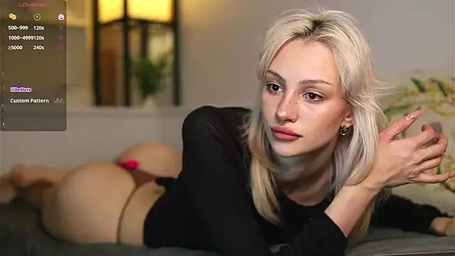 BabeHolly from StripChat