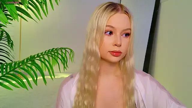 baby_lianaa from StripChat is Freechat