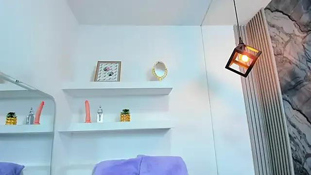 Bella_Lynx from StripChat is Freechat