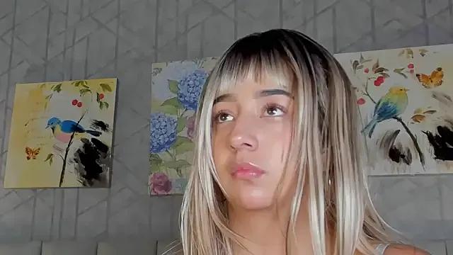 BellaSwwan from StripChat is Freechat