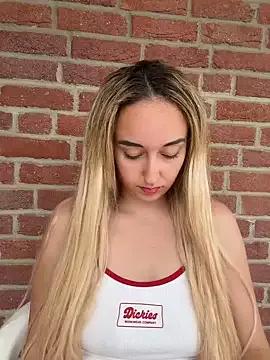 BlondBellaxxx from StripChat is Freechat